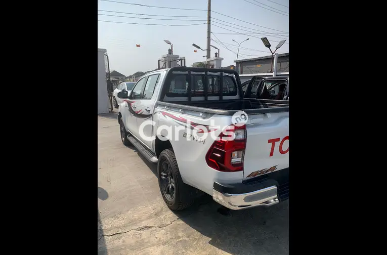 Brand New 2023 Toyota Hilux SR5 Full Option for sale in Amuwo Odofin, Lagos - photo 5 of 5