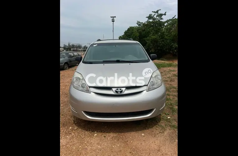 FOREIGN USED 2008 TOYOTA SIENNA LE for sale in Abuja