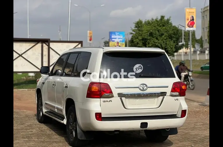 Nigerian Used 2015 TOYOTA LAND CRUISER V6 for sale in Abuja, FCT - photo 5 of 5