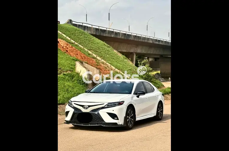 Nigerian Used 2018 TOYOTA CAMRY XSE for sale in Abuja, FCT