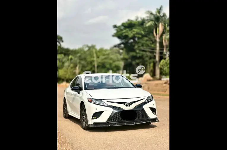 Nigerian Used 2018 TOYOTA CAMRY XSE for sale in Abuja, FCT - photo 2 of 5