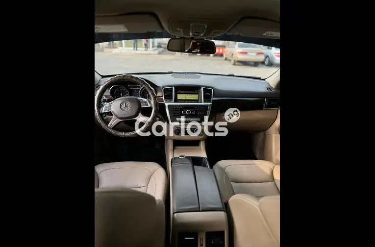 Foreign Used 2012 MERCEDES BENZ ML350 for sale in Abuja, FCT - photo 2 of 5