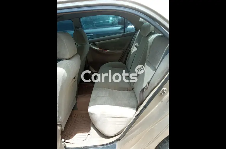 Clean 2005 Toyota Corolla - 3/5