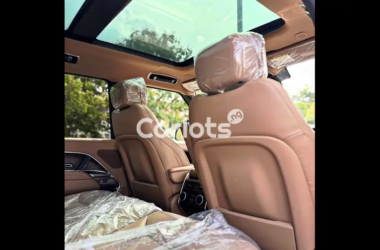 BRAND NEW 2023 RANGE ROVER VOGUE P400 SE for sale in Abuja, FCT - thumbnail 4