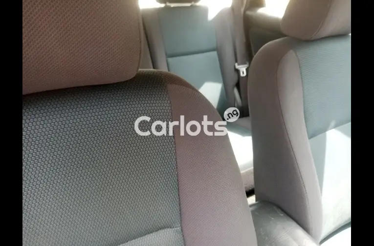 2005 Toyota Matrix - 2/5