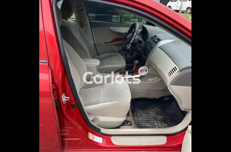 Few months used Toyota Corolla 2010 - 3/5