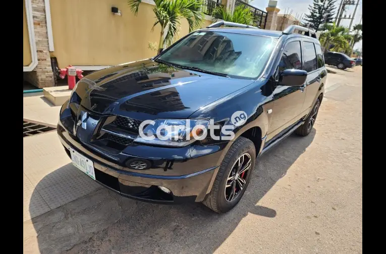 Nigerian Used CLEAN 2003 MITSUBISHI OUTLANDER for sale in Ikeja, Lagos - thumbnail 1