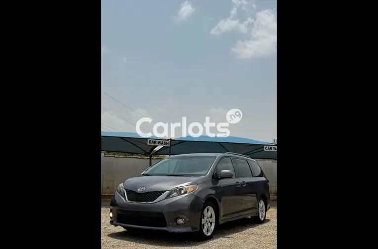 Nigerian Used 2011 TOYOTA SIENNA SE for sale in Abuja, FCT - thumbnail 2