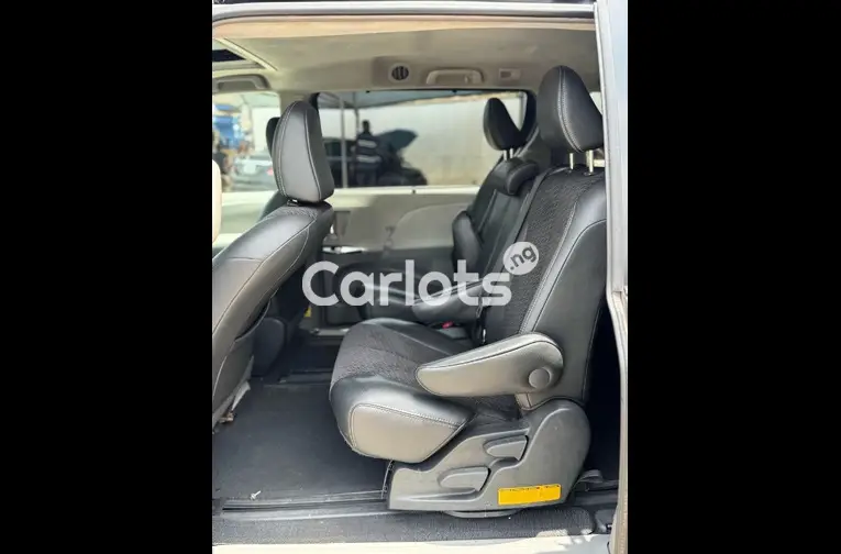 Nigerian Used 2011 TOYOTA SIENNA SE for sale in Abuja, FCT - thumbnail 4
