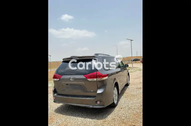 2011 TOYOTA SIENNA SE - 5/5