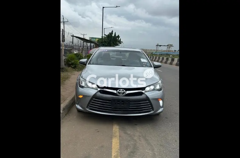 FOREIGN USED 2015 TOYOTA CAMRY XLE V6 for sale in Ikeja