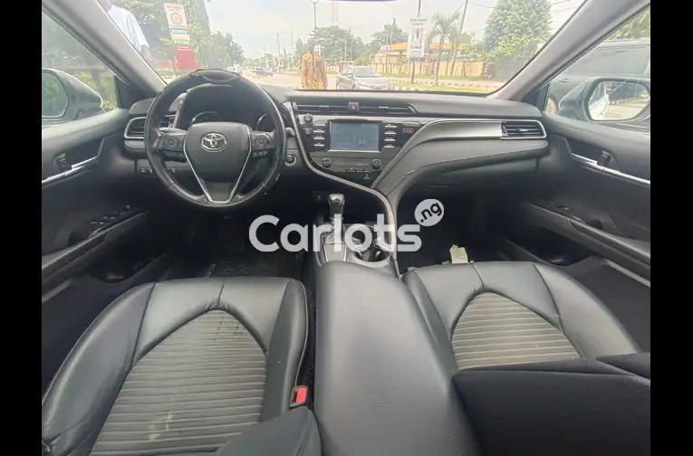 Foreign used Toyota Camry SE 2019 - 2/5