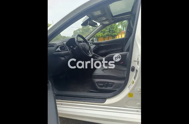 Foreign used Toyota Camry SE 2019 - 3/5
