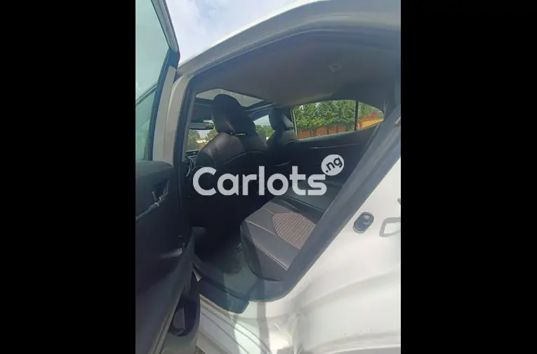 Foreign used Toyota Camry SE 2019 - 4/5