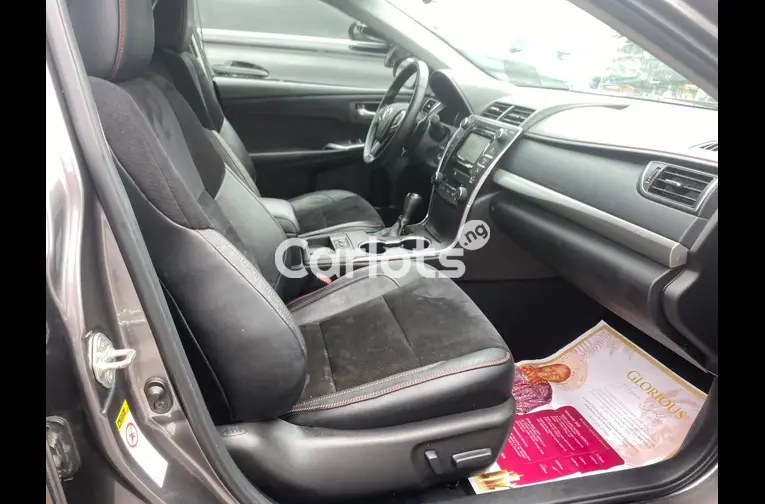 Foreign Used 2016 Toyota camry - 3/5