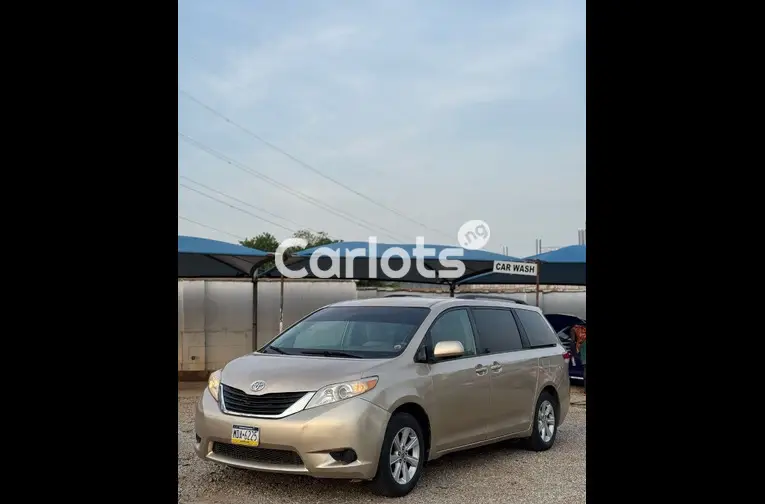 2012 TOYOTA SIENNA LE