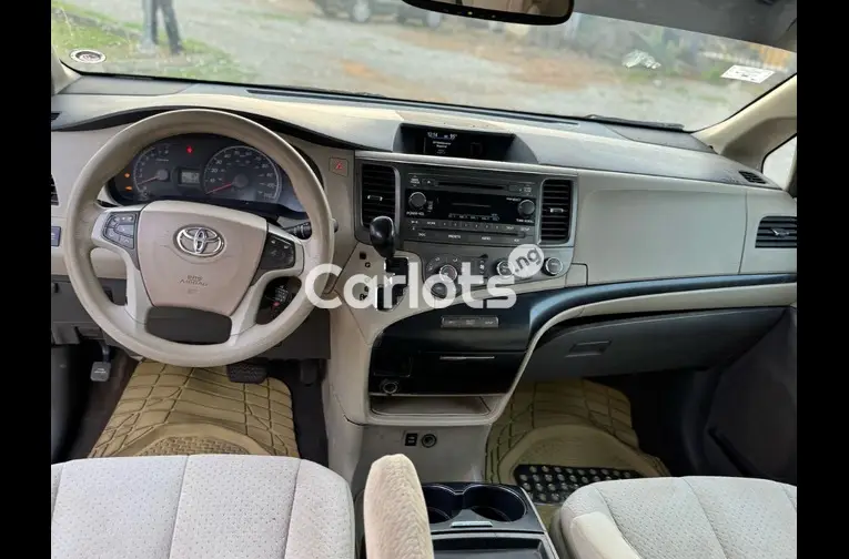 Nigerian Used 2012 TOYOTA SIENNA LE for sale in Abuja, FCT - photo 3 of 5