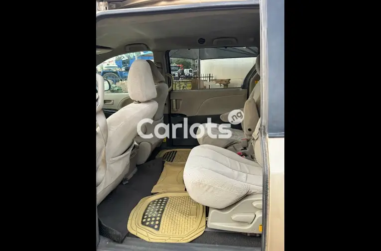 Nigerian Used 2012 TOYOTA SIENNA LE for sale in Abuja, FCT - thumbnail 4