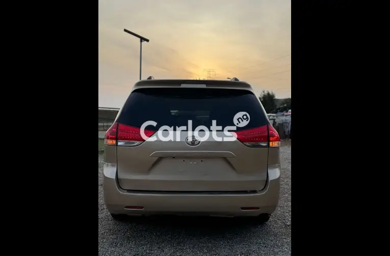 Nigerian Used 2012 TOYOTA SIENNA LE for sale in Abuja, FCT - thumbnail 5
