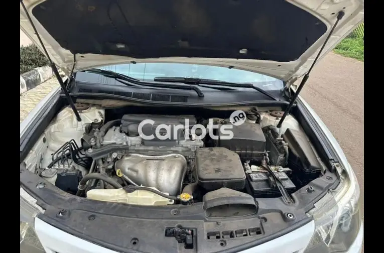 CLEAN FIRST BODY 2013 TOYOTA CAMRY SE - 4/5