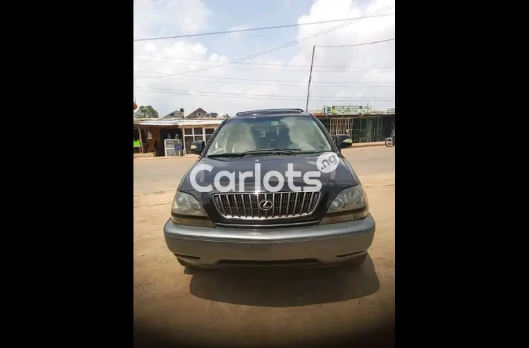 Clean 2002 lexus RX 300