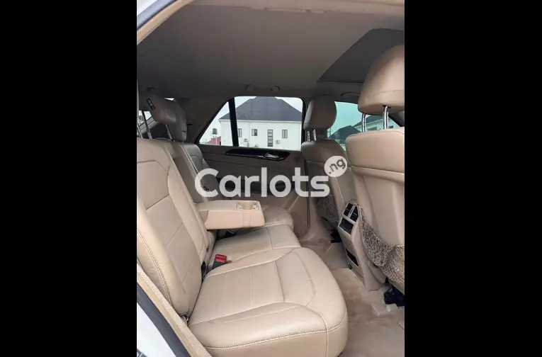 Nigerian Used 2013 KEYLESS MERCEDES BENZ ML350 for sale in Abuja, FCT - thumbnail 4