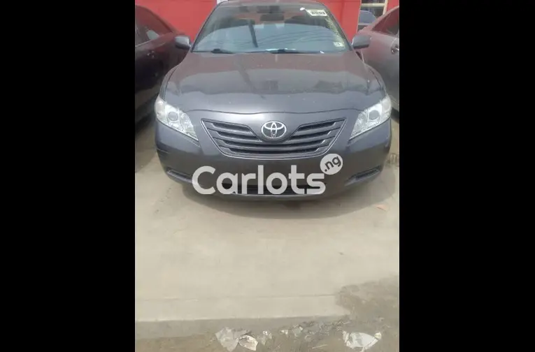 A soper clean, star and drive 2009 Camry with fully functional features.