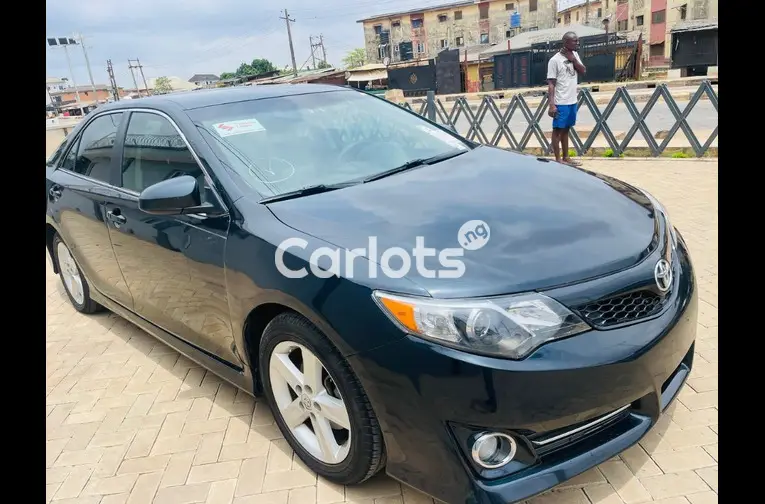 FOREIGN USED TOYOTA CAMRY SE - 3/5