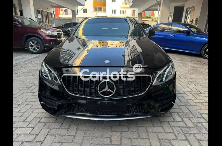 CLEAN 2017 MERCEDES BENZ E300 4MATIC - 1/5
