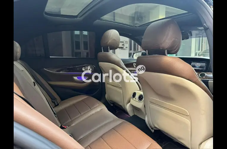 CLEAN 2017 MERCEDES BENZ E300 4MATIC - 3/5