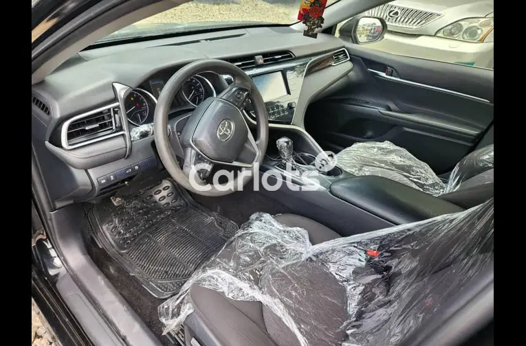 FOREIGN USED 2018 TOYOTA CAMRY LE - 2/5