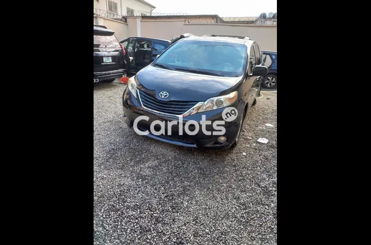 CLEAN 2012 TOYOTA SIENNA LIMITED EDITION