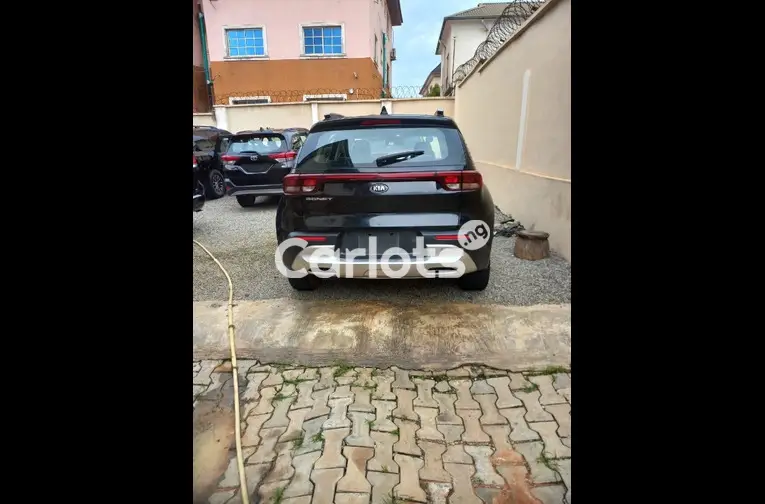 BOUGHT BRAND NEW 2021 KIA SONET FULL OPTION for sale in Lagos - thumbnail 5