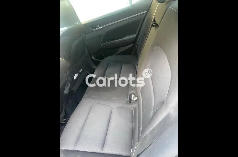 Nigerian Used 2017 KEYLESS HYUNDAI ELANTRA for sale in Asaba, Delta - photo 4 of 5