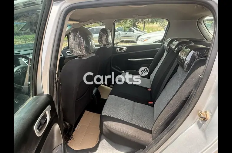 Nigerian Used 2007 AUTOMATIC PEUGEOT 307 for sale in Abuja - photo 3 of 5