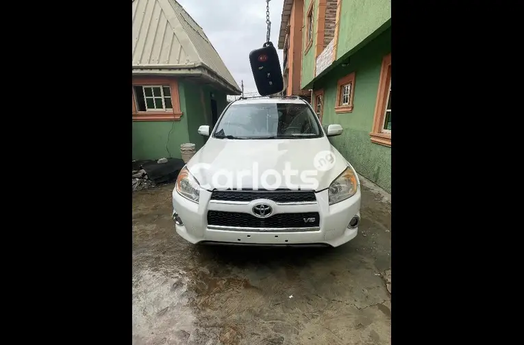 CLEAN FIRST BODY 2010 TOYOTA RAV4 LIMITED