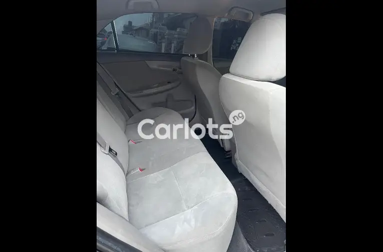 Nigerian Used CLEAN 2010 TOYOTA COROLLA for sale in Amuwo Odofin, Lagos - photo 3 of 5