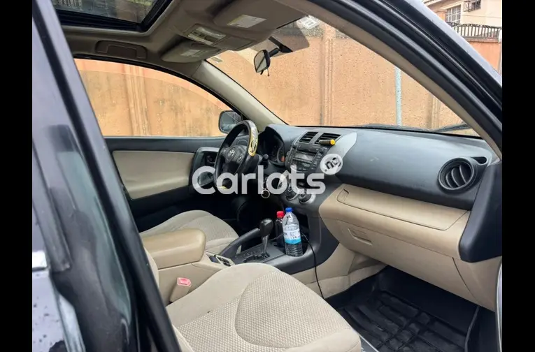 Nigerian Used CLEAN 2012 TOYOTA RAV4 4WD for sale in Amuwo Odofin, Lagos - thumbnail 2