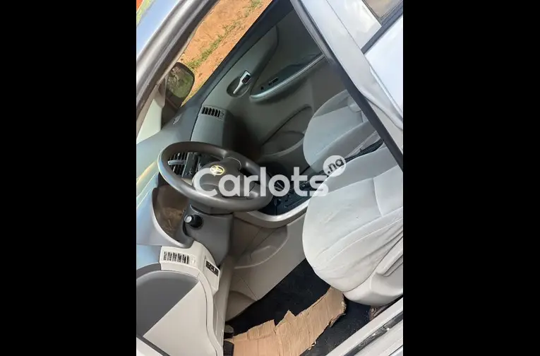 Nigerian Used 2009 TOYOTA COROLLA LE for sale in Kaduna - thumbnail 3