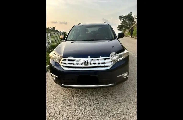Nigerian Used 2013 TOYOTA HIGHLANDER for sale in Abuja, FCT