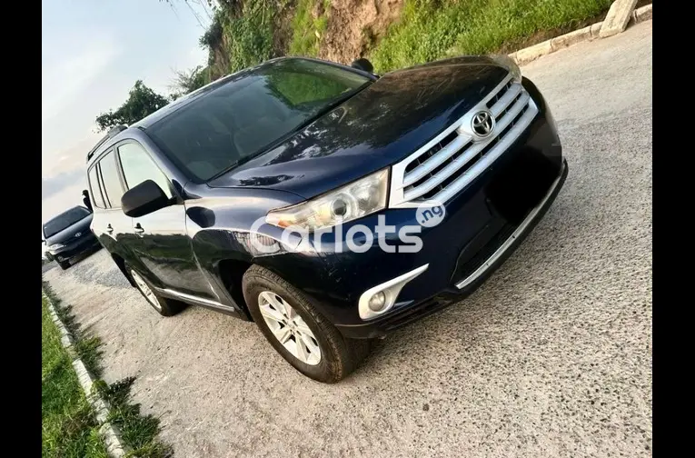 Nigerian Used 2013 TOYOTA HIGHLANDER for sale in Abuja, FCT - thumbnail 2