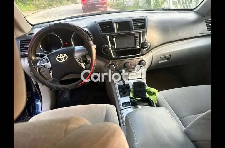 Nigerian Used 2013 TOYOTA HIGHLANDER for sale in Abuja, FCT - photo 3 of 5