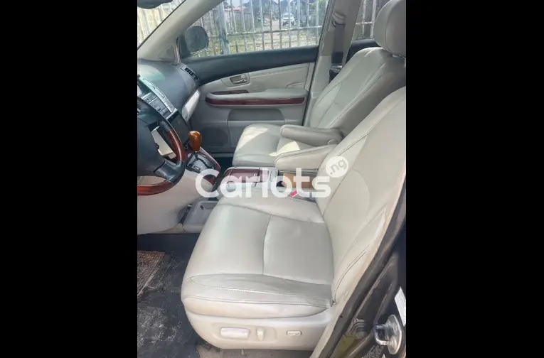Nigerian Used CLEAN 2005 LEXUS RX330 FULLY LOADED for sale in Ajah, Lagos - thumbnail 2