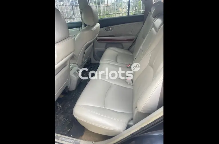 Nigerian Used CLEAN 2005 LEXUS RX330 FULLY LOADED for sale in Ajah, Lagos - thumbnail 3