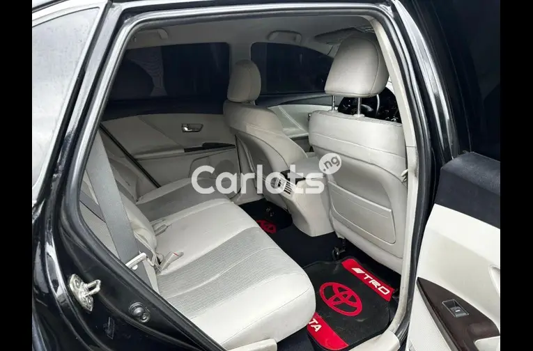 Nigerian Used 2012 TOYOTA VENZA FOUR CYLINDERS for sale in Abuja, FCT - thumbnail 3