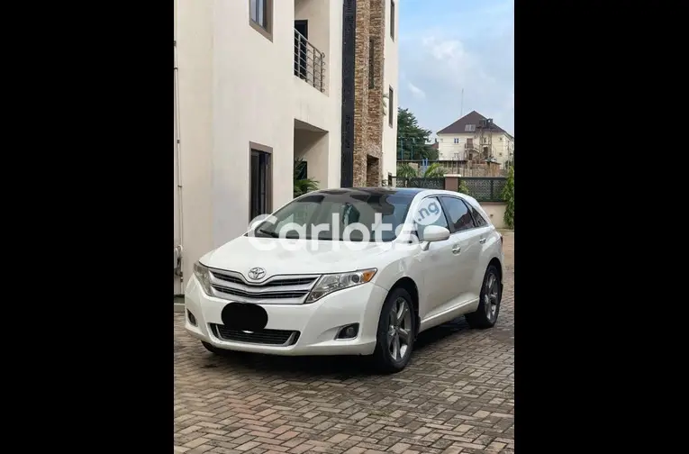 Nigerian Used 2010 KEYLESS TOYOTA VENZA for sale in Abuja, FCT - photo 1 of 5