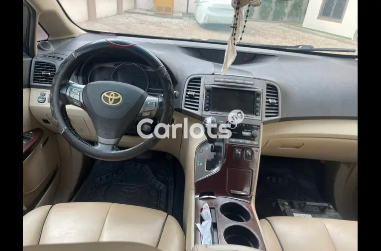 Nigerian Used 2010 KEYLESS TOYOTA VENZA for sale in Abuja, FCT - thumbnail 2