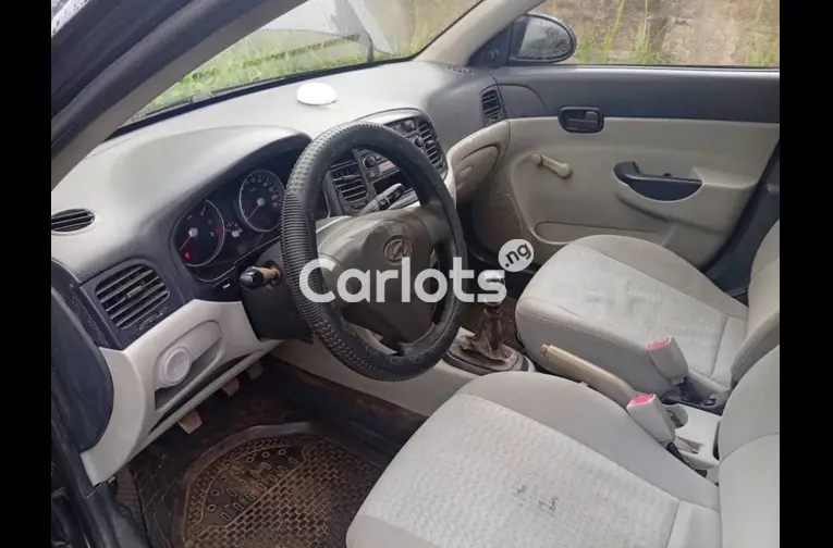 Nigerian Used 2009 HYUNDAI ACCENT MANUAL for sale in Iyana Ipaja, Lagos - photo 2 of 5