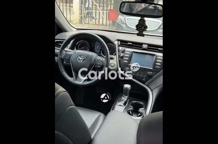 2018 Toyota Camry SE Prime - 2/5