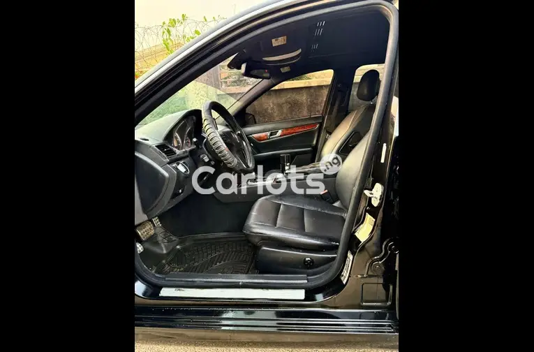 Nigerian Used 2011 MERCEDES BENZ C300 for sale in Abuja, FCT - thumbnail 3